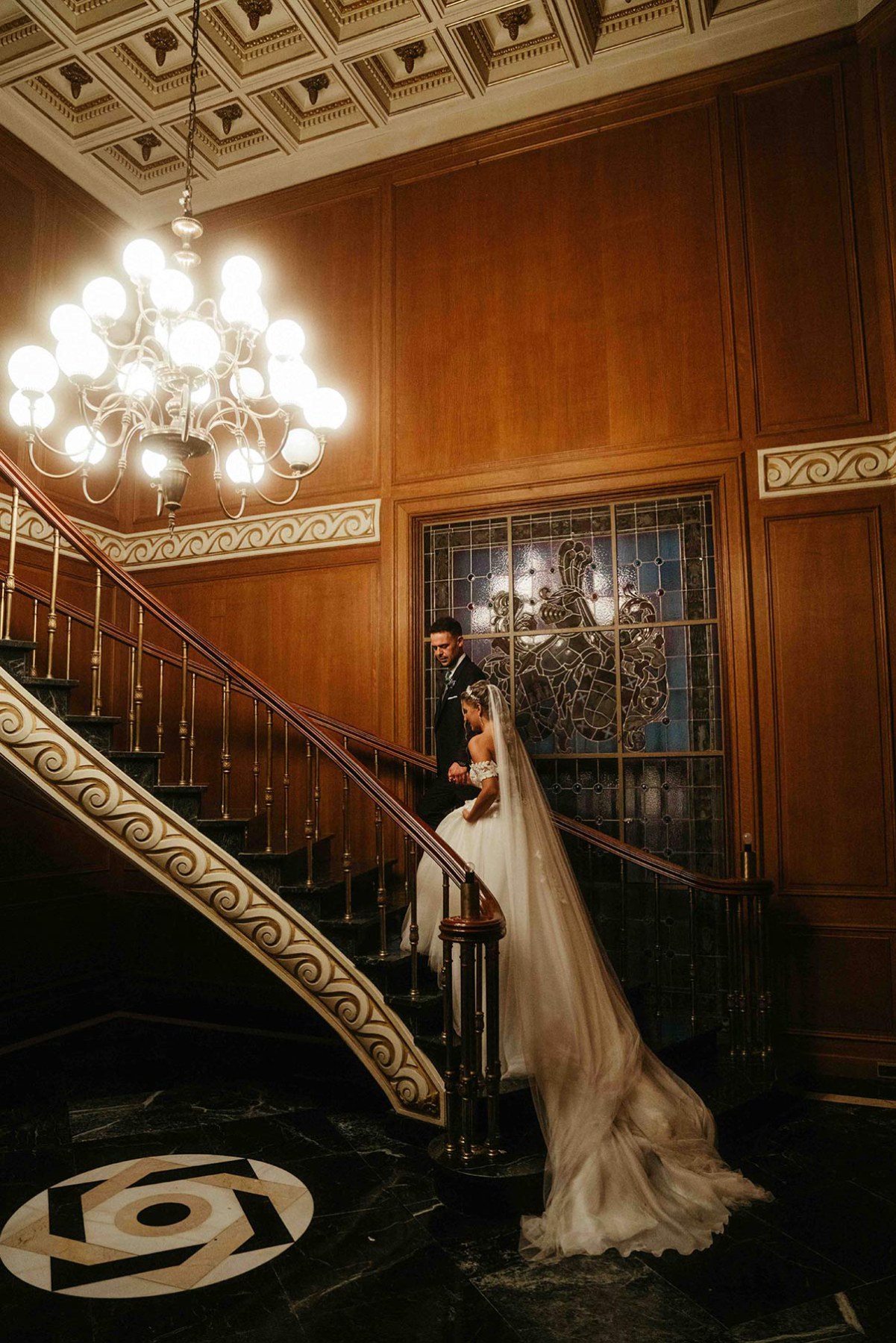 Foto de novios en escalera